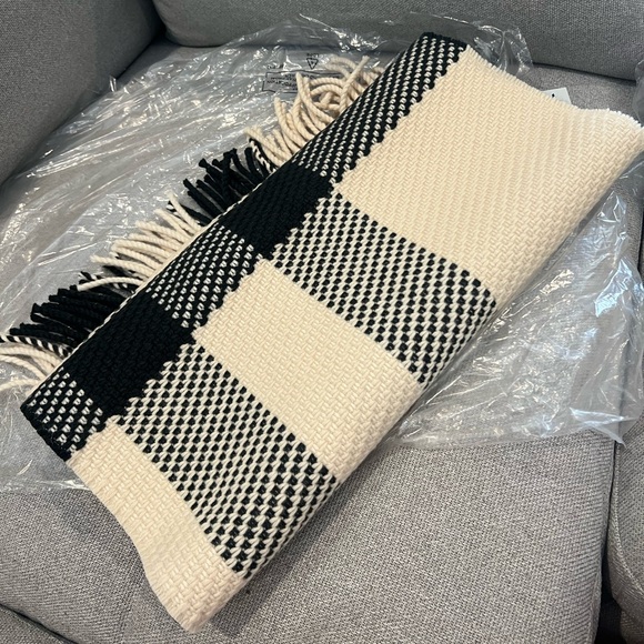 NEW $1,050 Burberry Jumbo Check Textured Wool Scarf - Picture 13 of 14